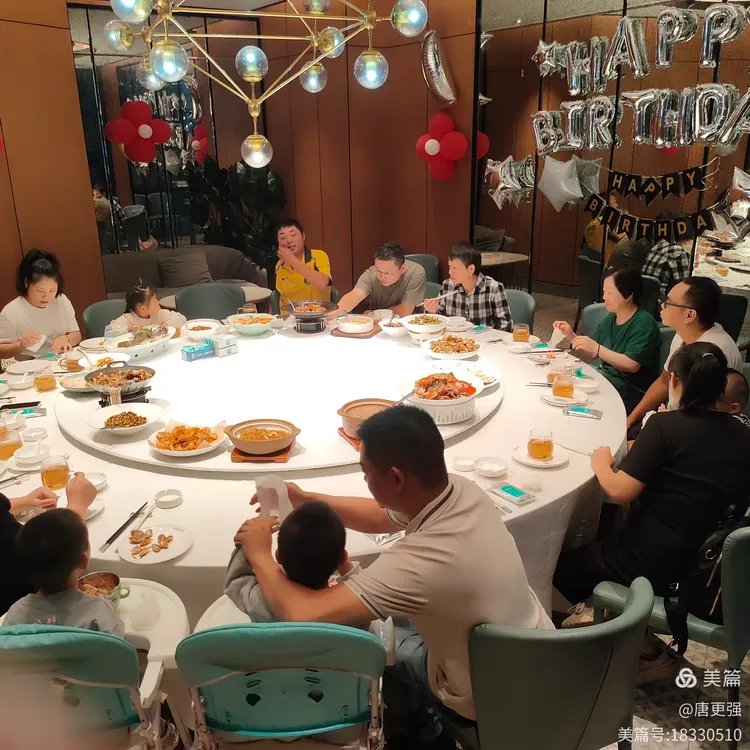 一家三代亲人国庆假期喜聚长沙海鲜e族